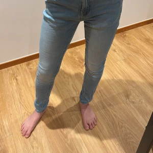 Blåa skinny jeans  - Blåa skinny jeans för en väldigt basic look. Storlek 158