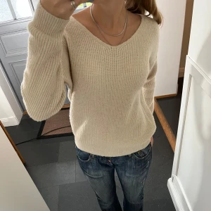 Beige stickad tröja  - Beige stickad tröja från Vintage Dressing i fint skick. Kan inte hitta storlek men skulle säga S/M. Använd gärna köp nu!