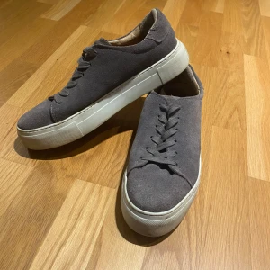Rizzo sneakers i mocka - Säljer ett stilrena Rizzo sneakers i mocka med snörning.                                                                  De  är i bra skick, med enbart 1 liten reva i sömmen på ena skon.                                                Passar till allt!