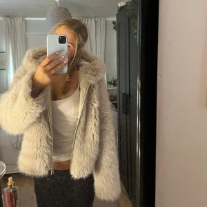 Pälsjacka  - Superfin beige pälsjacka från Chelsea i storlek S. Jackan har en mysig huva och stängs med dragkedja. Den är i mycket bra skick, knappt använd och passar perfekt till höst och vinter. Säljer då den inte kommer till användning 💕