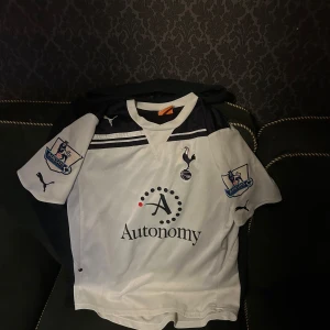 Tottenham Tröja - En retro Tottenham tröja från säsong 2010/2011 om jag inte minns fel, fick ärva den från min farfar.   Storlek: 14år som motsvarar 164  Skick 9/10 för att vara över 12 år gammal tröja 