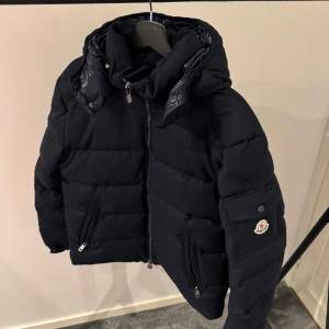 Moncler Montgenevre i mörkblå, jackan är helt ny, tags medföljer. Storlek 2 motsvarar M. Hör av er vid minsta fundering eller eventuellt fler bilder