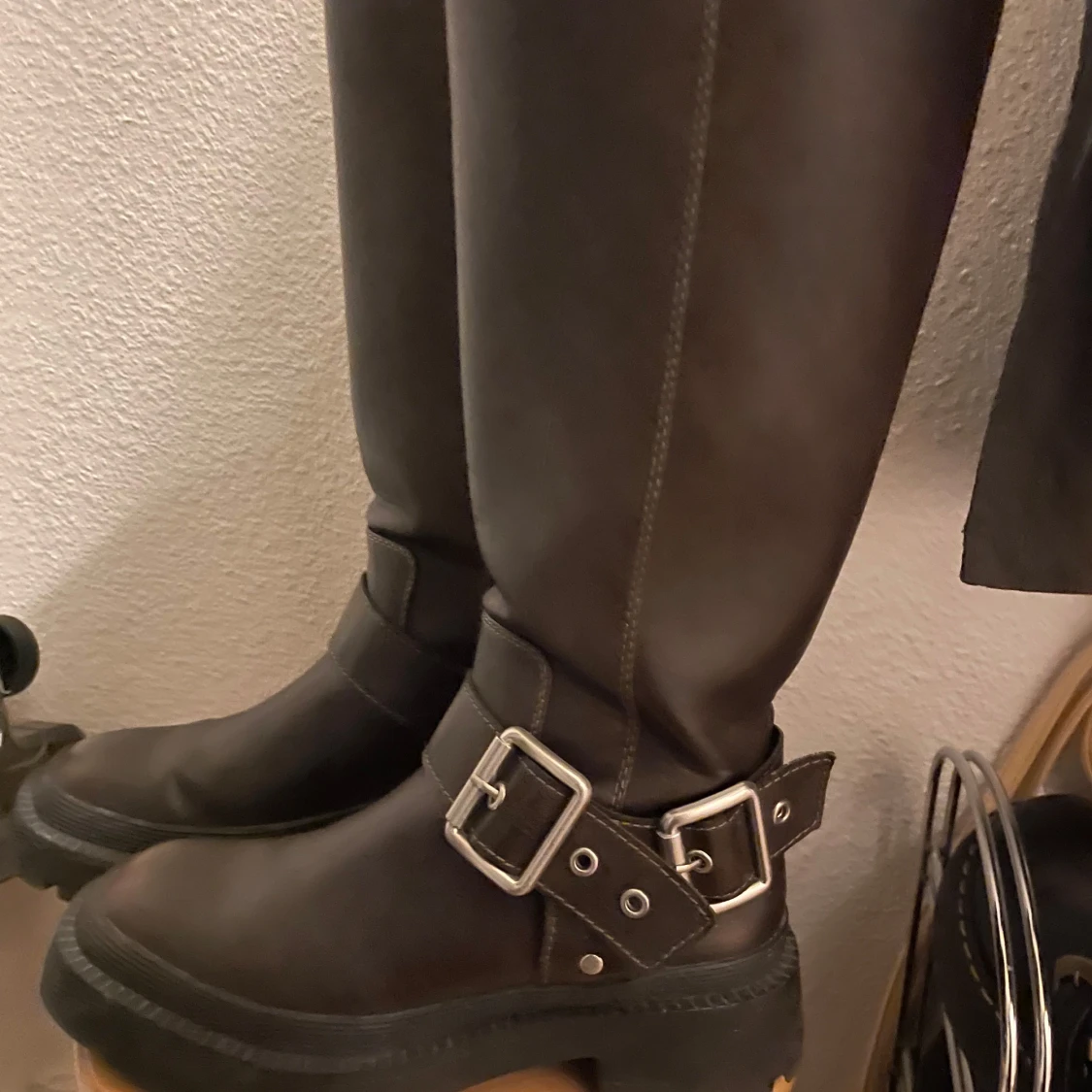 Bruna stövlar med spänne - 91