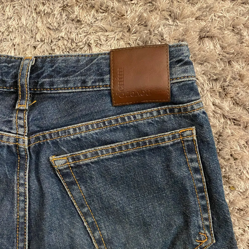 Jätte sköna mörkblåa jeans från Bikbok. De är lågmidjade med straight fit. Jag lägger ut dessa då de blivit för små för mig, de var dock mina favorit jeans då de satt perfekt. Ordinarie pris 699💗. Jeans & Byxor.