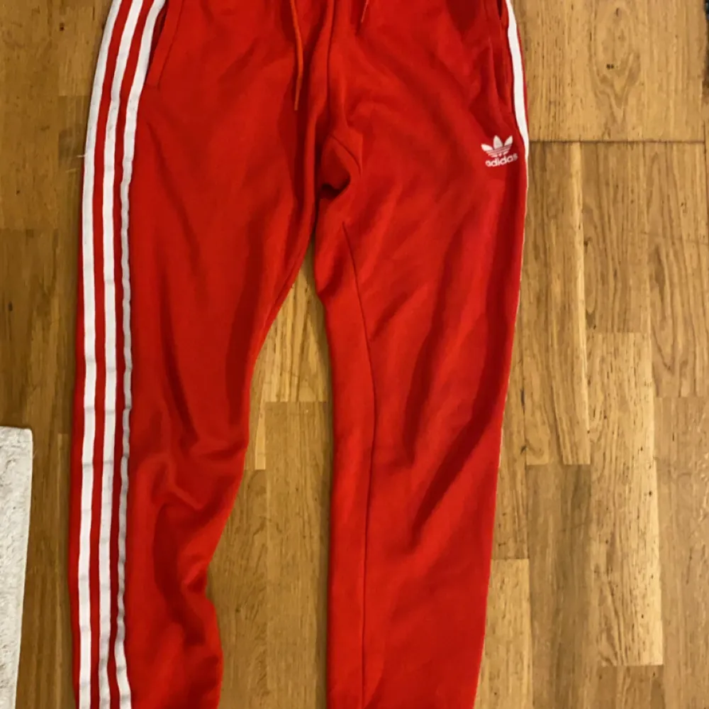 Röd addidas tracsuit har bara hunnit använda 4 gånger helt ny typ köpte den för 1500 men vill bli av med den för jag brukar knappt använda den. Tröjor & Koftor.