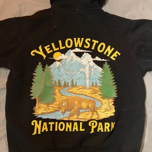 hoodie med Yellowstone tryck - Säljer en tröja med yellowstone tryck. Strl m men skulle säga den sitter som en s. Skitig på bilderna och tvättas innan den skickas!❤️