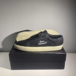 Saint laurent skor - Säljer mina helt nya skor, fick de i present men de var i fel storlek😅 Skick 10/10 och ett par riktigt snygga skor. Pris kan diskuteras 