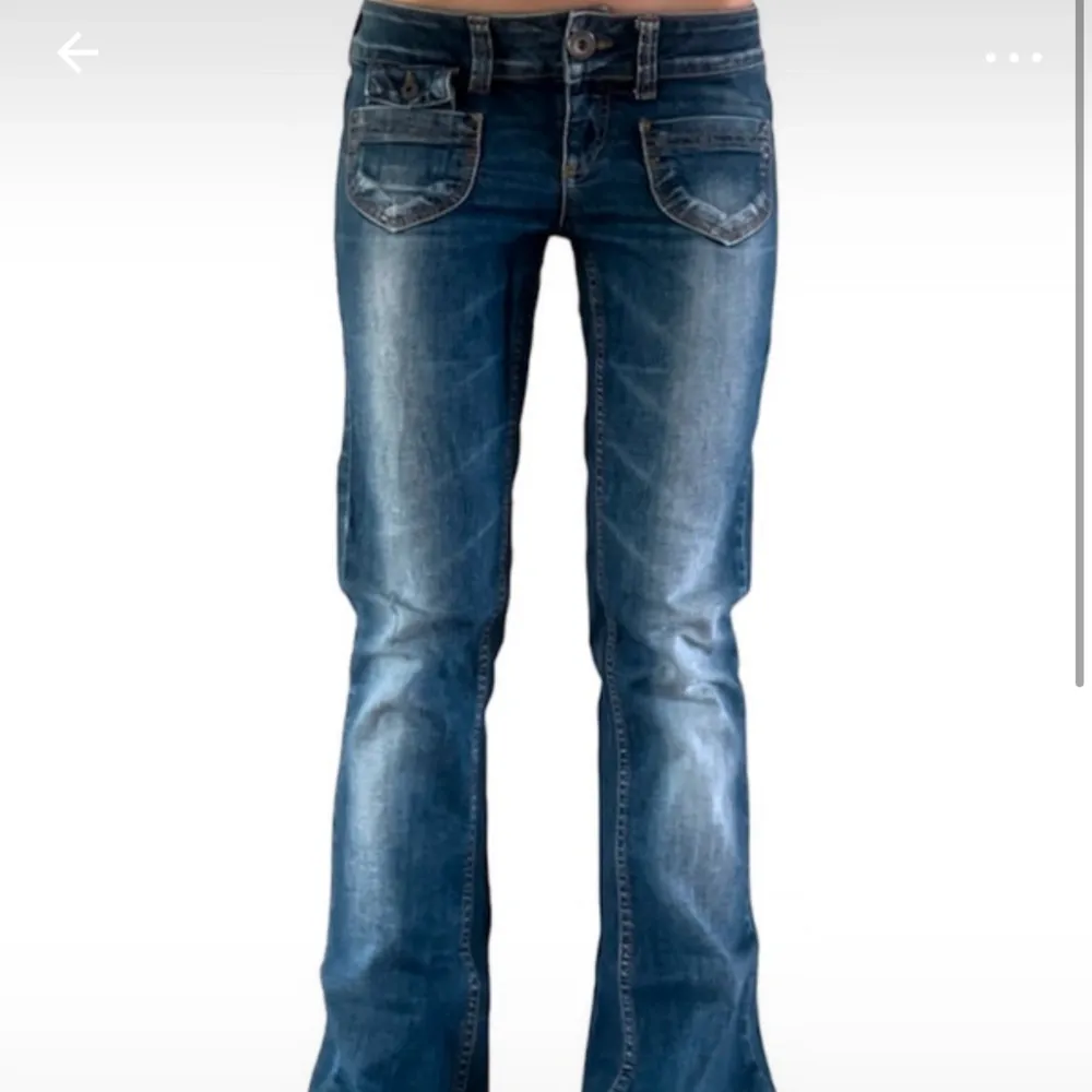 Snygga blå bootcut jeans i klassisk stil. De har en lågmidjad passform och är perfekta för en avslappnad look. Jeansen har fickor både fram och bak, och en cool tvättad effekt som ger dem en vintage känsla. Perfekta för både vardag och fest! Bilderna är tagna av den som jag köpte de av!. Jeans & Byxor.