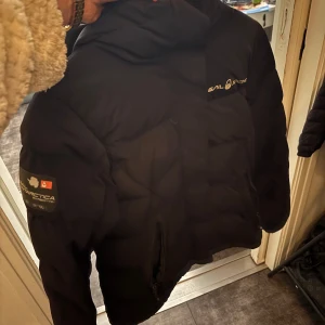 Sail racing jacka xs - Ena dragkedjan vid fickan är trasig. Annars bra skick 