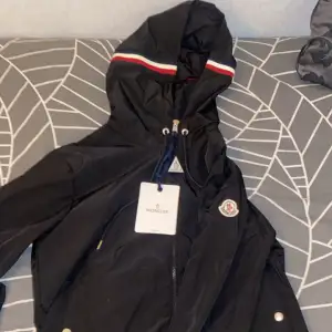 En jättefin moncler windbreaker som funkar både för varmt och lite kallt väder. Märket scannar och allting som ni ser på bilderna. Pris kan diskuteras 