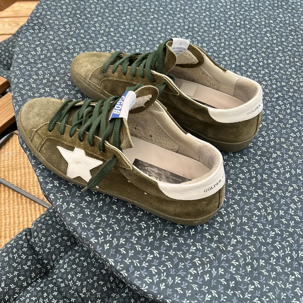 Golden goose skor i en väldigt snygg colorway. Fint skick, Storlek 41 passar lätt 42 också. Pris 2399 tar bud . Skor.