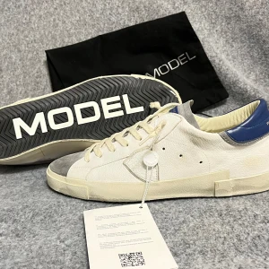 Philippe model skor - Hej säljer den här modellen av philippemodel som är jätte eftertraktade och som är slutsåld överallt. SKORNA ÄR SPRILLANS NYA. Dustbag och tag ingår. Nypris 4000, och den är självklart äkta. Storlek 42 passar 43