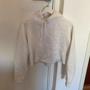 Vit hoodie från Bikbok - Vit, croppad hoodie från Bikbok i stl XS. Är lite nopprig. 