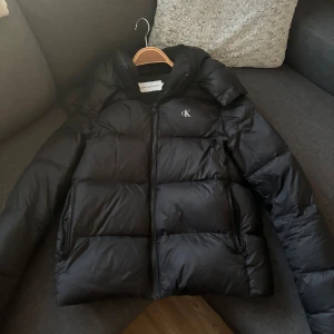  Calvin Klein jacka  - Super fin Calvin Klein jacka i storlek S, använd enstaka gånger så den är som ny💞 Säljer pga att den inte kommer till användning