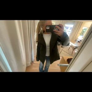 Mörkgrön kappa - LÅNADE BILDER! 🥰Säljer en super snygg mörkgrön kappa i mycket bra skick. Den har en klassisk design med dubbelknäppning och långa ärmar. Perfekt för höst och vår, och ger en stilren look till vardagsoutfiten. Passar bra till jeans och sneakers för en avslappnad stil. Skriv om ni vill ha flera bilder, köpt på Vinted men kommer inte till användning ❤️