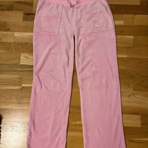 Juicy couture byxor - Supersnygga och sköna juicybyxor som jag har sytt in i benen och sytt upp kortare (kolla sista bilderna)🩷🩷