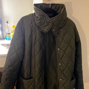 Grön Dunjacka - Superfin jacka från Lindex i storlek S! Använd fåtal gånger men har lite smink på insidan av kragen, går säkert att tvätta bort. Har inte försökt faktiskt! 