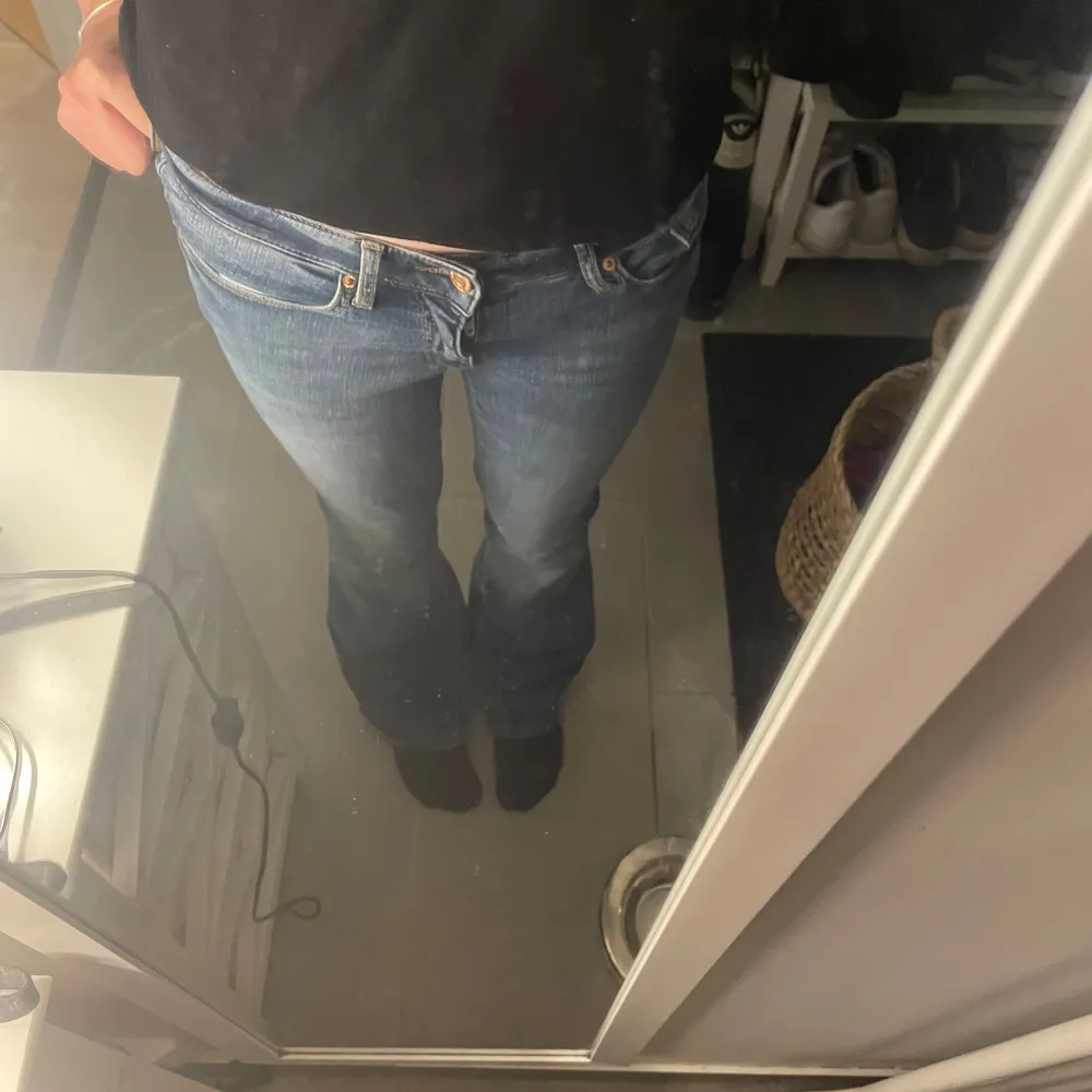 Super snygga låg midjade jeans från vero moda som är helt slutsålda⭐️ Modellen Vmsigi, köpta för 500kr och aldrig använda. Pris är diskuterbart! Mått: 33cm tvärsöver 84 cm innerben. Jeans & Byxor.