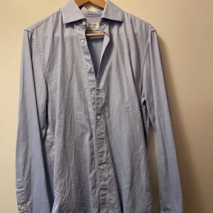 Stenströms skjorta  - Snygg blå skjorta med diskret mönster och klassisk krage. Slim fit. 