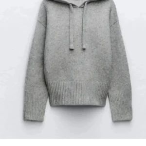 Grå stickad hoodie - Mysig grå stickad hoodie i mycket bra skick. Perfekt för höst och vinter med sin varma och bekväma design. Den har långa ärmar och en klassisk huva med dragsko. Ribbstickade muddar vid ärmslut och nederkant ger en snygg finish. Om ni vill ha mer bilder skriv till mig
