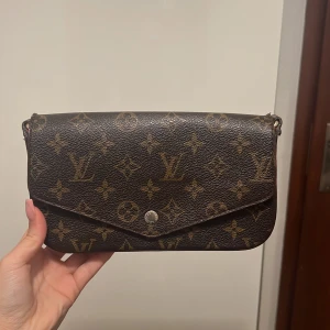 Brun och svart väska - Använd nåra gånger bruna har kedja ( 450kr )men inte den svarta ( 300kr ) båda kan säljas tsm