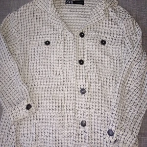 Vit jacka från till dam - Säljer en snygg vit och svart jacka från Zara i storlek XS. Jackan har ett rutigt mönster och är utrustad med knappar framtill. Perfekt för höst och vår med sin stilrena design. Passar både till vardags och fest!