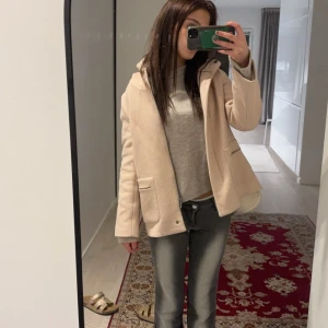 rosa kappa med huva - Säljer en superfin beige kappa med huva. Perfekt för höst och vår! Den har en stilren design med knappar framtill och praktiska fickor. Jackan är i  bra skick och passar perfekt för en chic vardagslook. Pris kan diskuteras