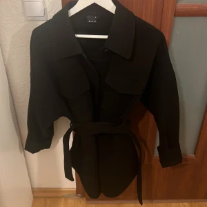 Svart kappa - En kappa då det inte kommer till nån användning längre köptes från gina men kommer ej ihåg priset men säljs för 400kr