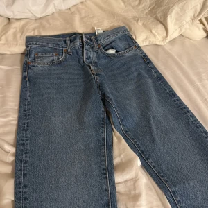 Blå jeans från Zara - Säljer ett par klassiska blå jeans från Zara. Helt oanvända. Bara att fråga vid fundering🕺