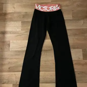 Läs info 🎀Säljer ett par svarta träningsbyxor från Victoria Sport. De har en låg midja  med en bred rosa resår där det står 'VICTORIA' i vitt. Trycket är på framsidan , dom är inte stretchiga 