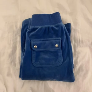 Blå mjukisbyxor med fickor från Juicy Couture  - Säljer ett par superbekväma blå mjukisbyxor ifrån Juicy Couture. Säljer pågrund av att jag inte andvänder dom mer. Skriv för frågor och kan även sänka priset!💙