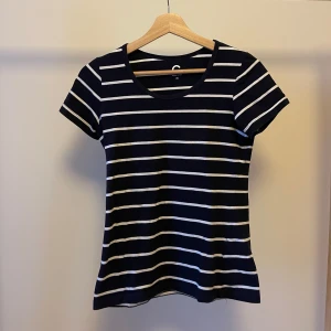 Randig T-shirt  - Superskön T-shirt i 95% bomull. Sitter jättefint tight på utan att det är obekvämt🐻🍂🩷