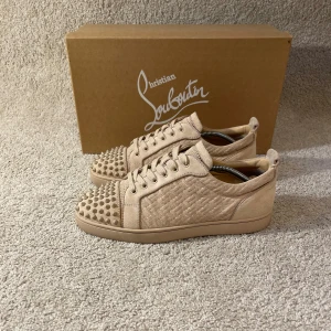 Christian Louboutin skor  - Beiga Louboutins, storlek 41 men passar upp till 42, box, skopåse, kvitto & snören finns.