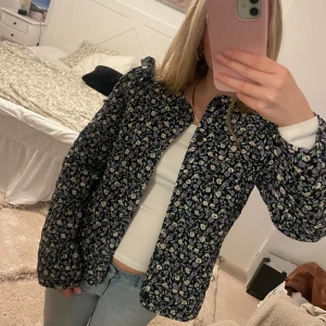 Blommig jacka - Supersöt tunn jacka med små volanger på axlarna från vero moda