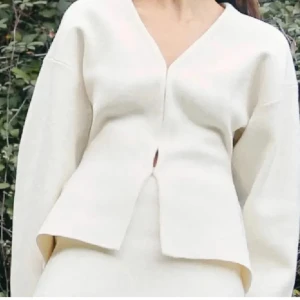 Populär zara tröja - Säljer den populära slutsålda zara tröjan. Kan tyvärr inte garantera att tröjan är från zara då jag har klippt bort alla lappar. Dock är den väldigt lik men kan ej garantera. Helt ny