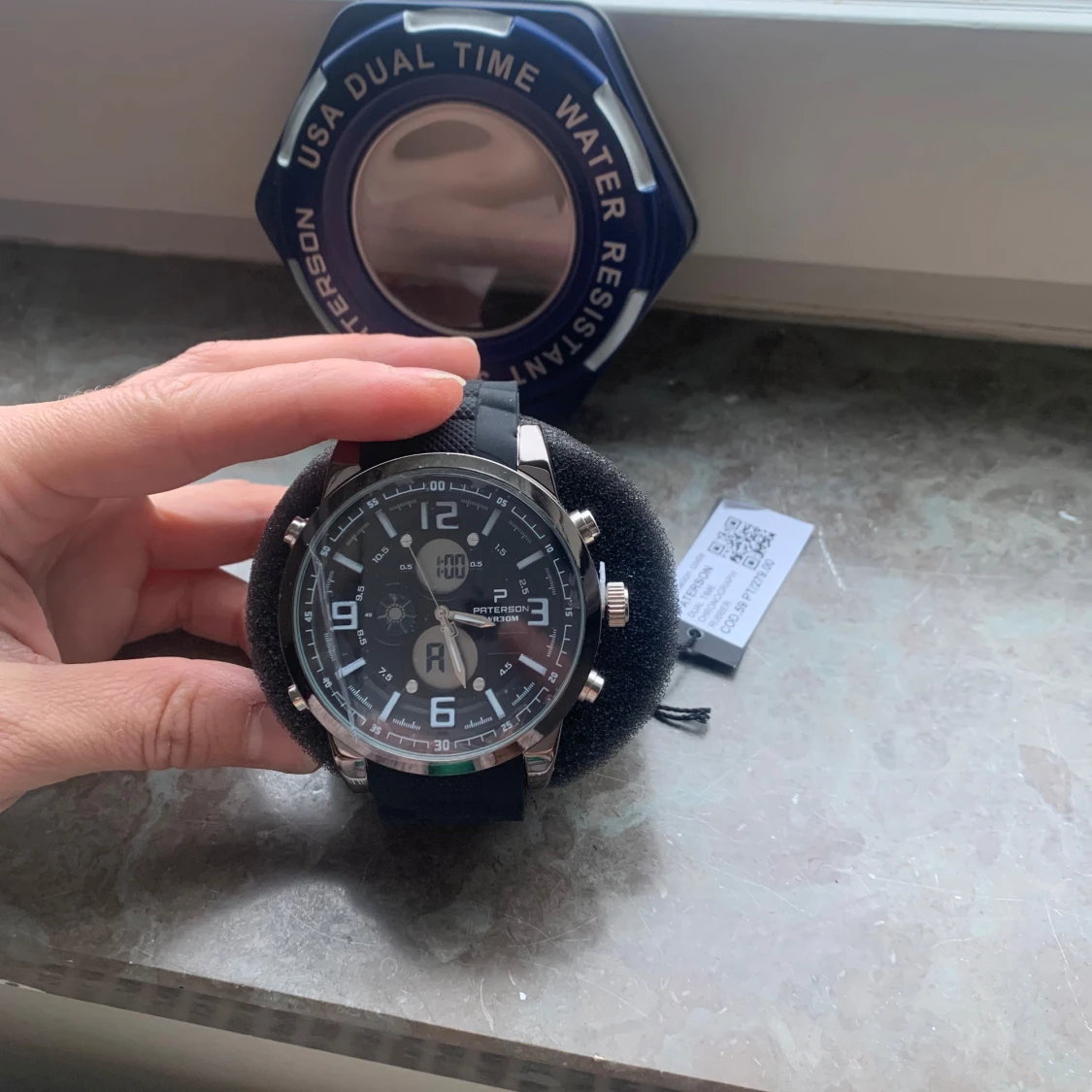 Svart klocka med dual time-funktion - 91