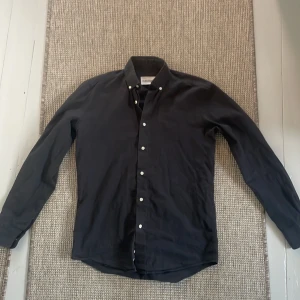 Our legacy skjorta  - Svart skjorta från our legacy använd men helt ok skick pris 299. Skriv gärna för fler bilder eller frågor 🙌