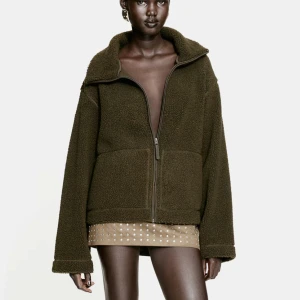 Hm Teddy jacka  - Supermysig Teddy jacka från HM som är jättefin mörk grön! ❄️