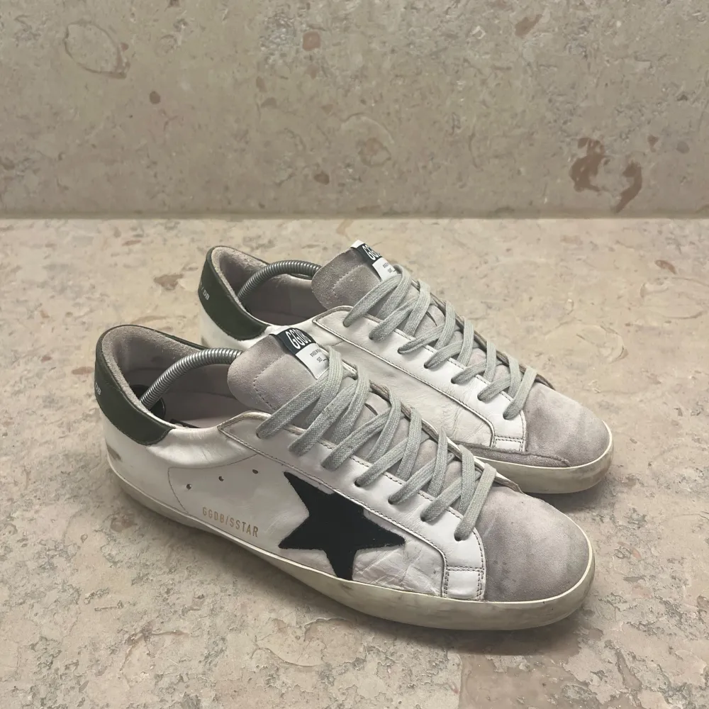 || Golden goose i storlek 43! || endast skorna medföljer || skick 8/10 || nypris 6000-> mitt 2999kr || skriv vid fler frågor eller funderingar!✌️. Skor.