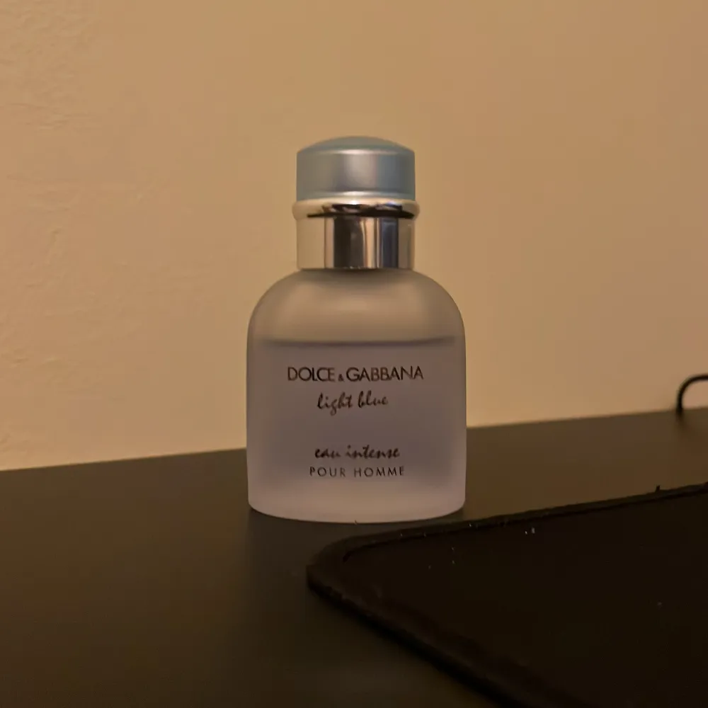 Säljer denna fantastiska doft av dolce and Gabbana. Ca 38/50 ml kvar. Box ingår. Hör av dig vid minsta lilla fråga. Parfym.