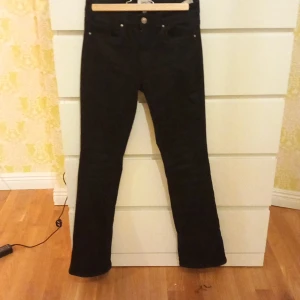 Svarta bootcut jeans - Jätte finna svarta jeans från only, dom är i stretchingt material och lite utsvängda där nere💗