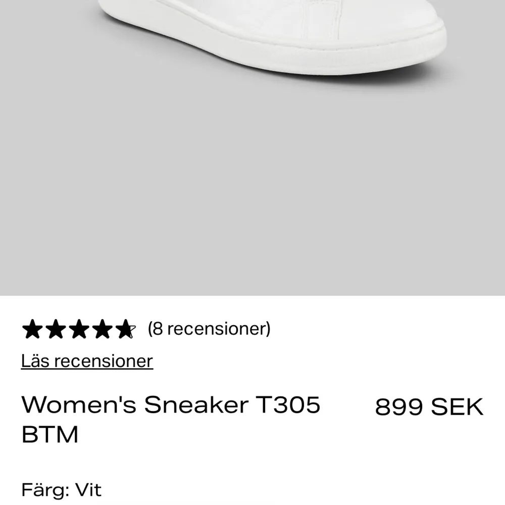 Snygga vita sneakers från Björn Borg med gulddetaljer på hälen och loggan. Perfekta för en stilren look, oavsett vad du ska göra. Skorna har snörning och är i mycket bra skick. Passar perfekt till allt. Snöret har gått sönder som man ser på sista bilden men de går lätt att byta ut mot ett annat snöre.. Skor.