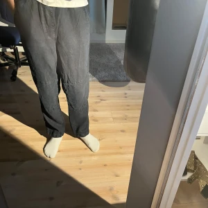 Svarta byxor med resår och snörning - Säljer ett par svarta byxor från Yoke i storlek S. Byxorna är bekväma, snygga och i ett bra skick!