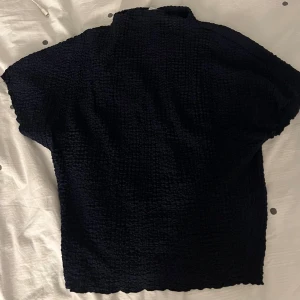 Zara topp - Säljer denna söta toppen från Zara. Storlek S, använd en gång. 200 kr + frakt. Vid fler frågor, etc skriv privat 💕🌺🙌🏼✌🏼