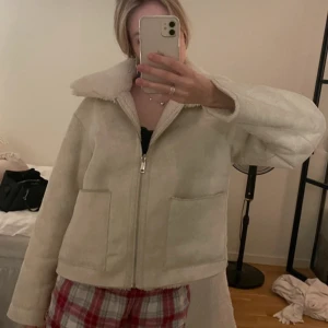 Beige teddyjacka från Stradivarius - Mysig jacka från Stradivarius i storlek S. Använd men i bra skick, lurvig inuti🩷