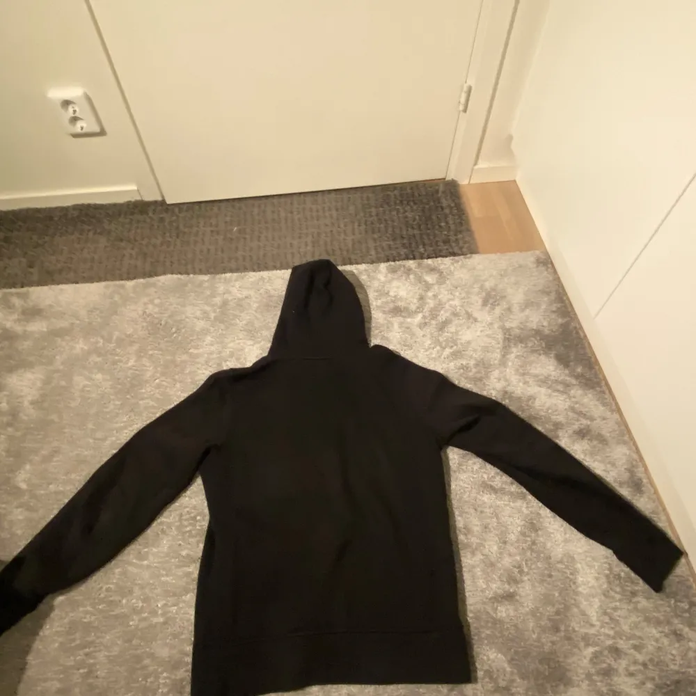 Jag säljer en svart Tommy Hilfiger hoodie för 249 kr i storleken Small.. Hoodies.