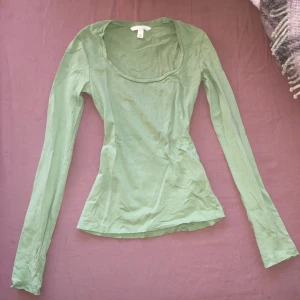 Grön långärmad topp från HM - Säljer en grön långärmad tröja från HM, mjukt och skönt material 💕 använd 1-2 gånger