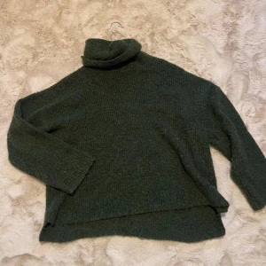 Mörkgrön stickad polotröja - Mörkgrön stickad polotröja från vero Moda. Mysigt, mjukt material🥰Perfekt nu till hösten🍁 Passar som en oversized tröja i storlek M.