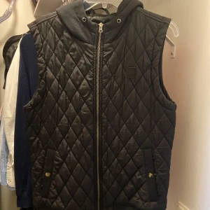 Väst Herr Svart  - Väst med luva från Urban Classics 