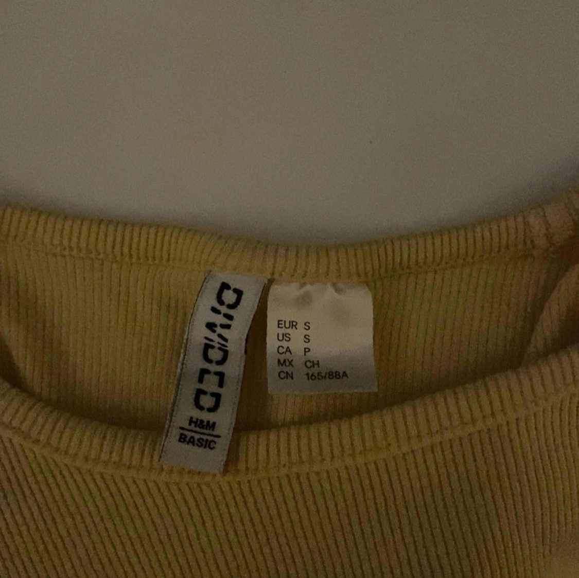 Gul ribbad topp från H&M  - 90